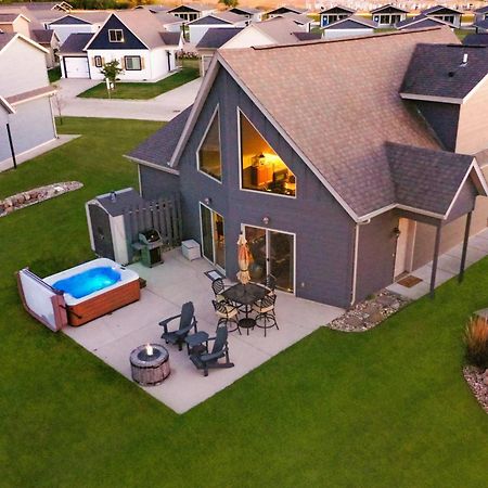 Boho Bungalow On The Pond W/ Hot Tub Arnolds Park Eksteriør billede