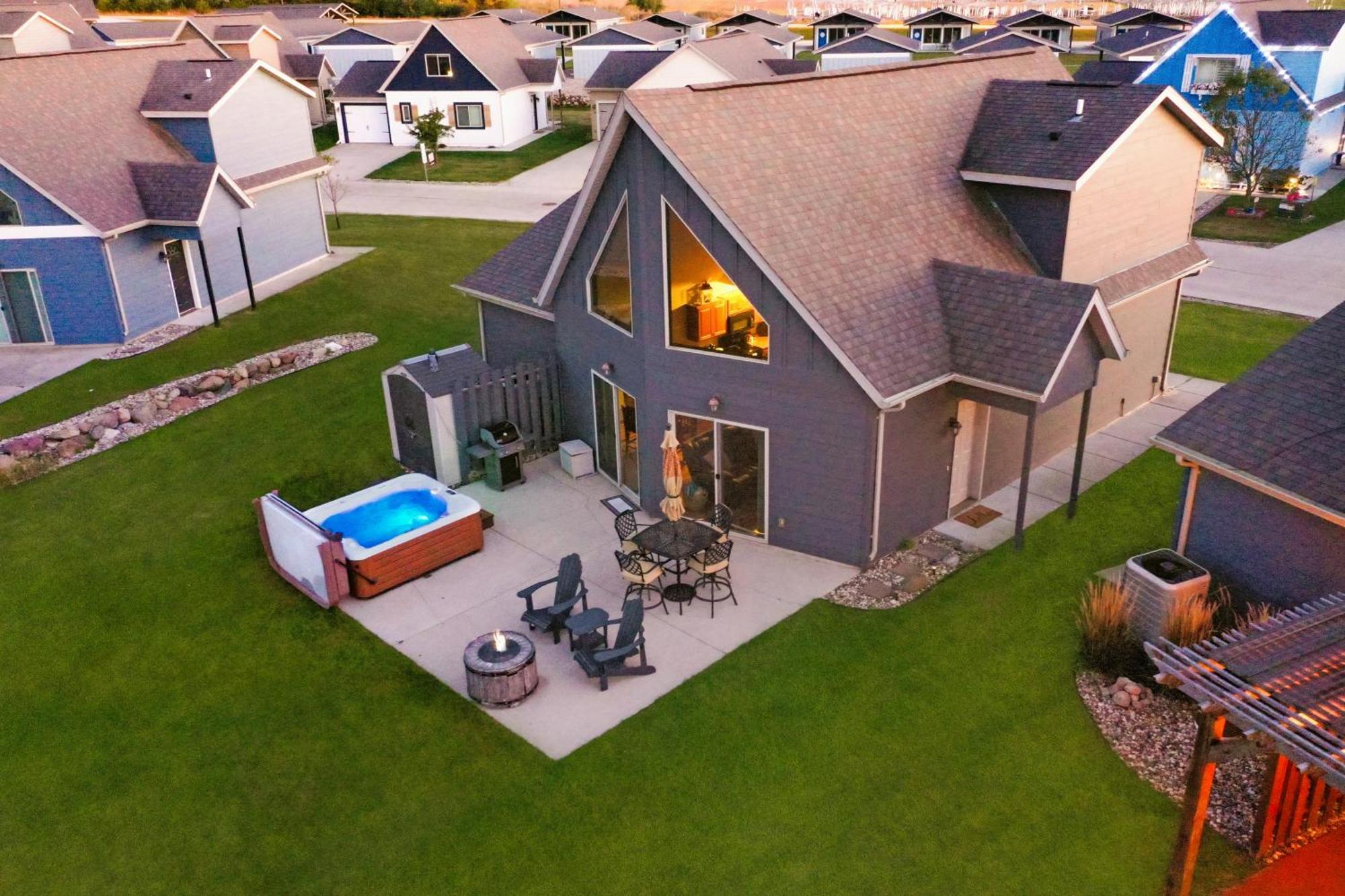 Boho Bungalow On The Pond W/ Hot Tub Arnolds Park Eksteriør billede